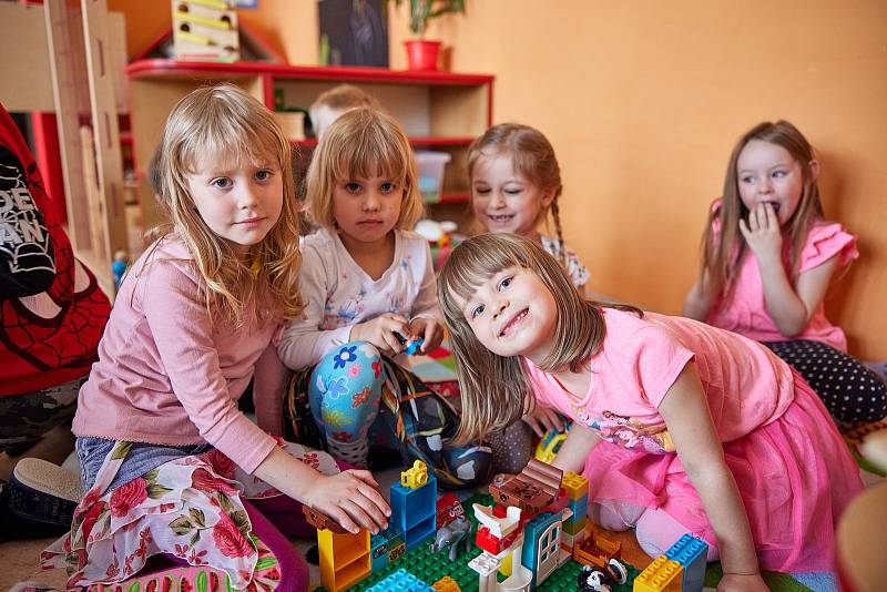 V Trutnově se v pondělí 26. dubna kompletně otevřely mateřské školy, děti zamířily i do MŠ Komenského.