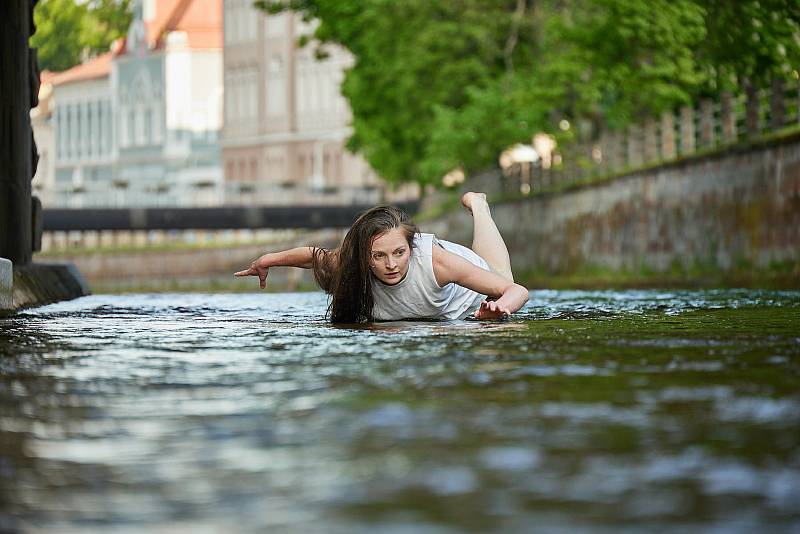 Vystoupení Elišky Brtnické Fish Eye na řece Úpě při festivalu Cirk-UFF v Trutnově.