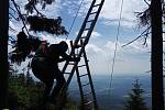 Paraglidista zůstal viset po startu na stromě na Černé hoře, dolů mu pomohli hasiči.
