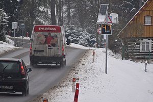 Radary ve Zlaté Olešnici zatím jen monitorují pohyb vozidel a jejich rychlost. Příští rok se v obci objeví úsekové radary, za překročení rychlosti budou padat pokuty.