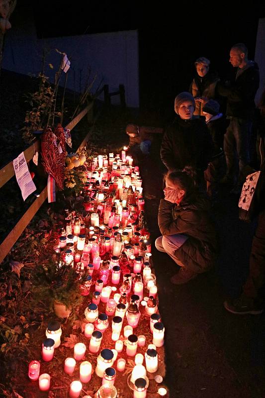 Celou neděli desítky lidí zapalovaly svíčky u chalupy Václava Havla na Hrádečku ve Vlčicích.