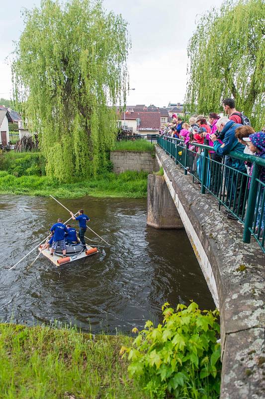 Na řeku Úpu se vydala z Havlovic originální plavidla při 44. ročníku Úpění.