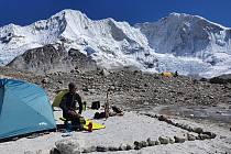 Horolezec Radoslav Groh z Vrchlabí zdolal s Markem Holečkem prvovýstupen 7129 metrů vysoký vrchol Baruntse v centrálním Himálaji. Při sestupu zažili obrovské drama.