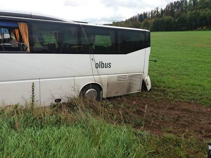 V pondělí dopoledne se srazily na železničním přejezdu v Kunčicích nad Labem vlak s autobusem.