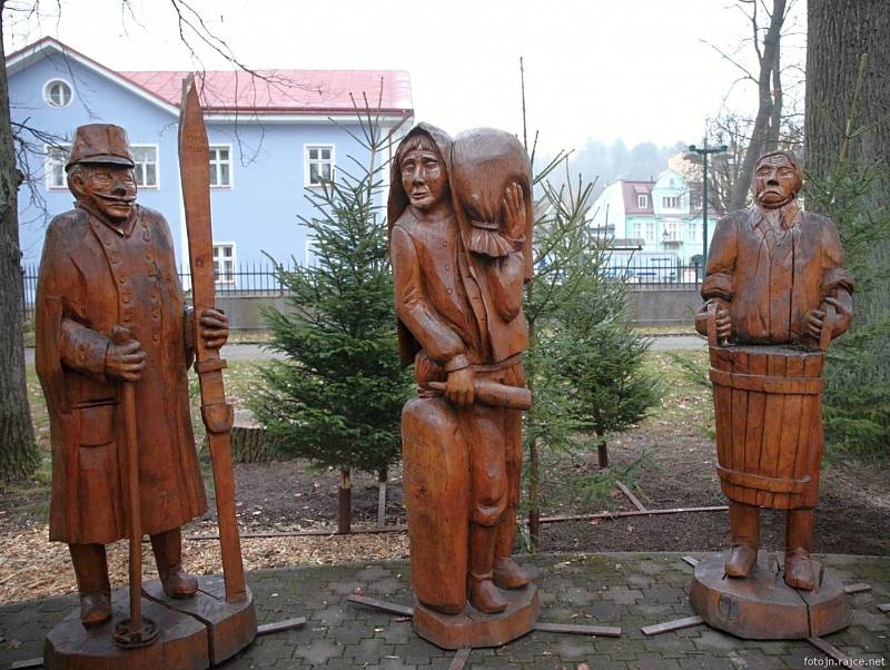 Krkonošský pohádkový betlém ve Vrchlabí je dílem řezbáře Pavla Tryzny.