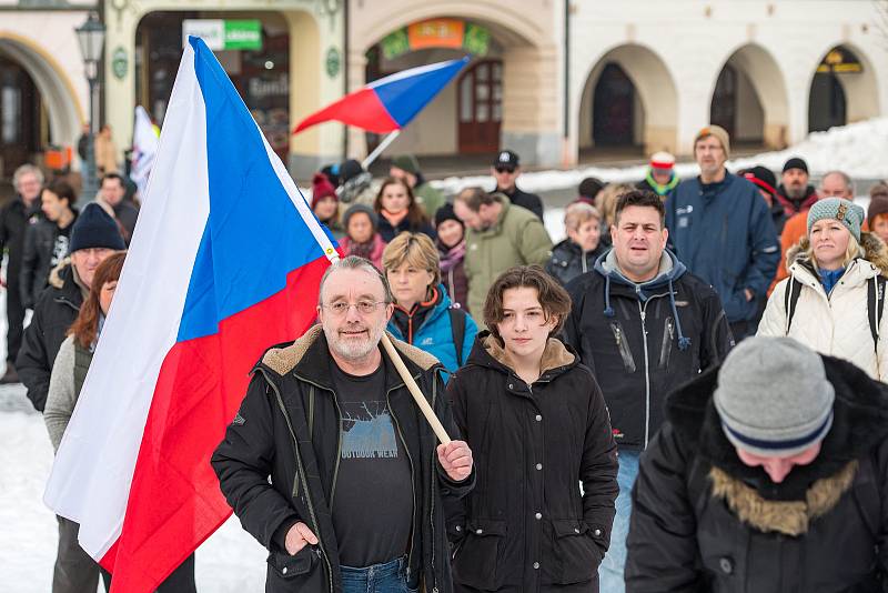 Demonstrace odpůrců protipandemických opatření v Trutnově na Krakonošově náměstí v neděli 23. ledna.