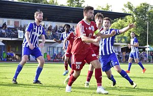 Závěrečné krajské derby dopadlo mnohem lépe pro fotbalisty Nového Bydžova, kteří na hřišti Dvora Králové nad Labem vyhráli 3:0.