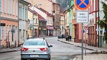 Ulice Pod městem v Úpici projde letos velkou rekonstrukcí. Silnici čeká výměna kostek za asfalt.