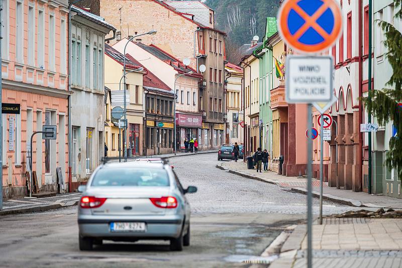 Ulice Pod městem v Úpici projde letos velkou rekonstrukcí. Silnici čeká výměna kostek za asfalt.