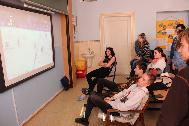 Páteční hokej narušil výuku i ve školách. Žáci sledovali semifinálové utkání na olympijských hrách v Jižní Korei.