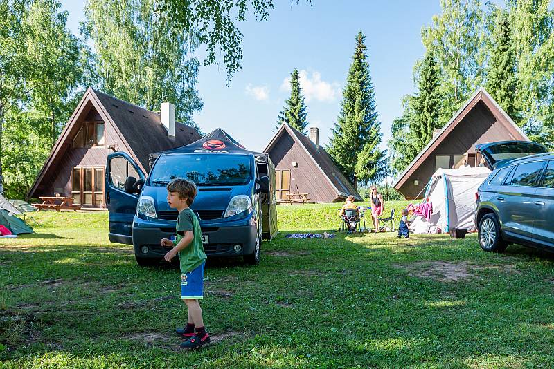 Trutnovský kemp Dolce obsadilo na prodloužený červencový víkend osmdesát stanů a čtyřicet karavanů.