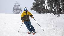 Na vrcholu Černé hory v Krkonoších jako na prvním místě v Česku začala v sobotu lyžařská sezona.