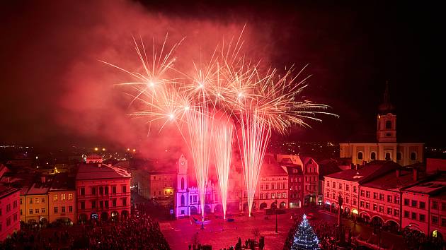 Silvestrovský ohňostroj se už nebude konat na Krakonošově náměstí, ale na Bojišti.