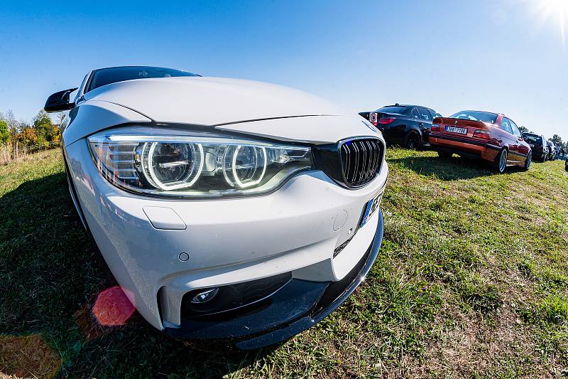 Setkání vozů BMW v areálu hospitálu Kuks.