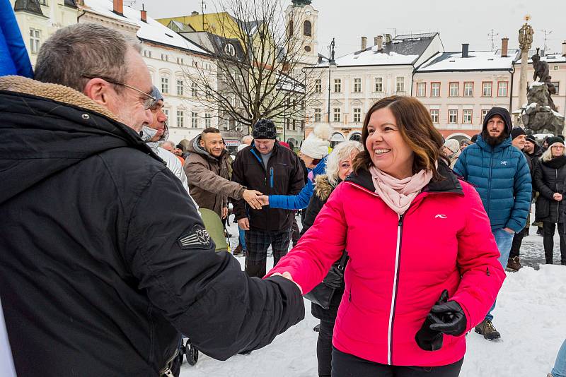 Demonstrace odpůrců protipandemických opatření v Trutnově na Krakonošově náměstí v neděli 23. ledna.