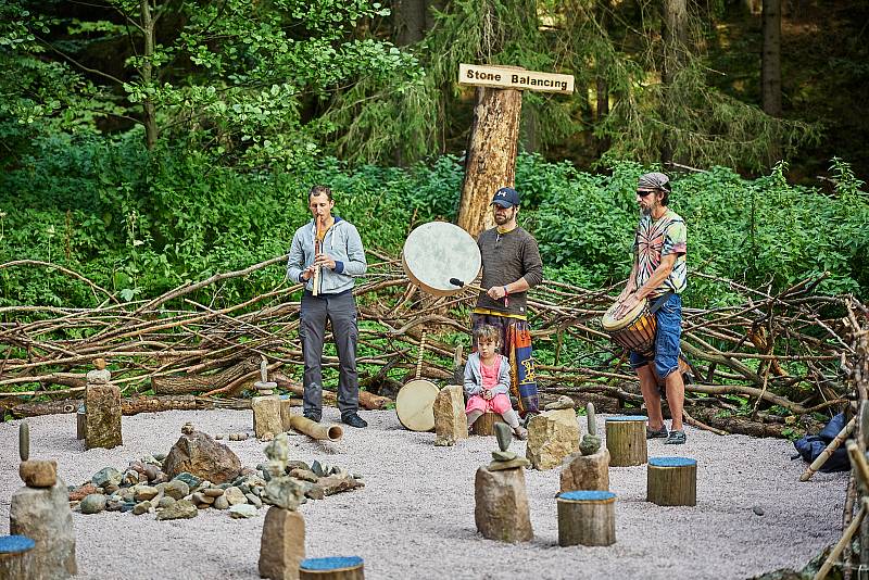 Pokřtěno! První hřiště na světě pro stone balancing nebo-li vyvažování kamenů bylo v sobotu otevřeno u lesní plovárny Retropark Sejfy v Mladých Bukách.