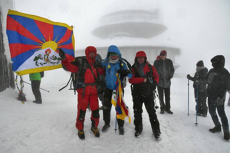 S vlajkou Tibetu šli na Sněžku.