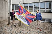 Před městským úřadem v Trutnově vyvěsili v pátek tibetskou vlajku