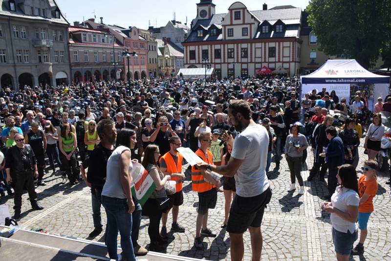 Motorkářské požehnání a FMX show - skoky přes náměstí ve Vrchlabí.