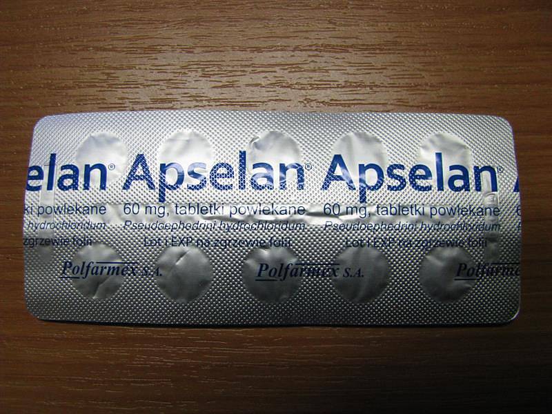 Černá taška umístěná na nádrži motocyklu, v níž byly uschovány tablety léku Apselan v blistrech bez originálních papírových krabiček.