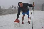 Sobotní charitativní výstup na Sněžku z Pece pod Sněžkou se letos konal pro trojčátka Amálku, Žofinku a Viktorku.