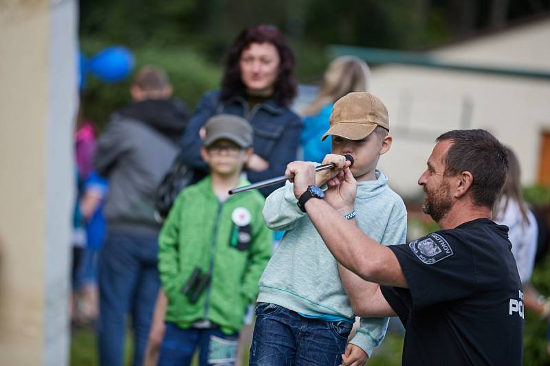 Městská policie slaví 25 let. Například v trutnovském útulku.