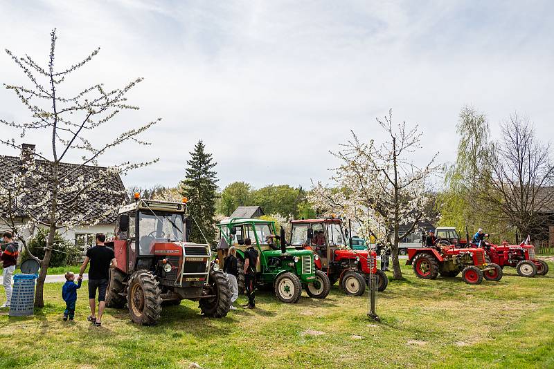 Spanilá jízda traktorů a stavění májky v Kocbeřích 30. dubna 2022.
