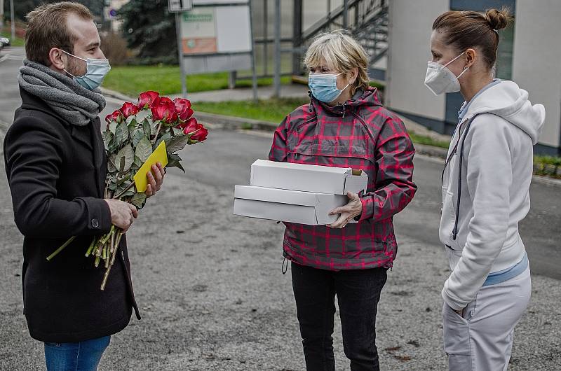 Ženy z Trutnova vytvořily skupinu, která rozváží dobroty zdravotníkům a pečovatelkám.