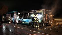 U Mladých Buků hořel autobus. Vznítil se za jízdy