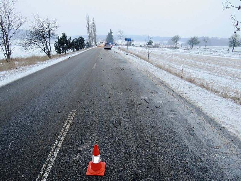 Vozovky klouzaly, odnesla to auta