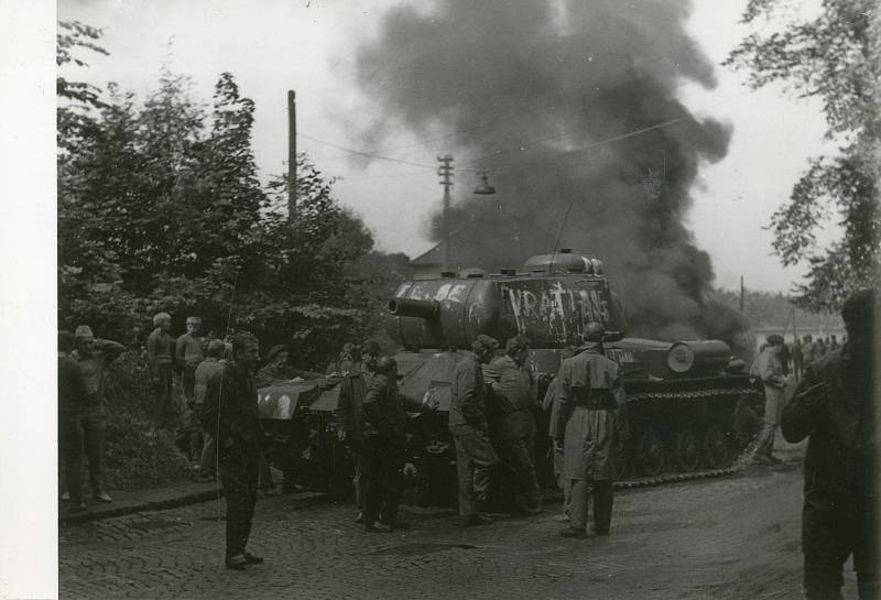 Tank stržený z podstavce táhli Trutnované od okresu až k viaduktu na Šestidomí.