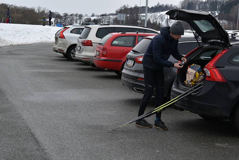 Ve vrchlabském areálu Vejsplachy můžou lidé využívat 4 kilometry osvětlených běžeckých tratí s umělým sněhem.