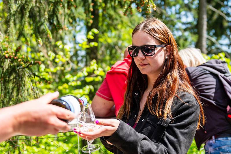 Vinná Stezka. Na krkonošské turistické atrakci ochutnávali návštěvníci tuzemská i zahraniční vína.