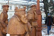 Krkonošský pohádkový betlém bude i letos součástí adventního období ve Vrchlabí. Řezbář Pavel Tryzna umístil do zámeckého parku pomocí jeřábu čtyřicet dřevěných postav a zvířat.