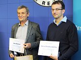 CERTIFIKÁT GENTLEMAN SILNIC s pořadovými čísly 107 a 108 převzali včera v budově trutnovské policie Petr Dřevikovský a Jan Rom. Dva mladé lidi zachránili 17. července nedaleko osady Hrádeček z hořícího automobilu.