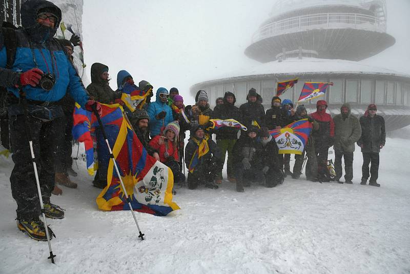 S vlajkou Tibetu šli na Sněžku.