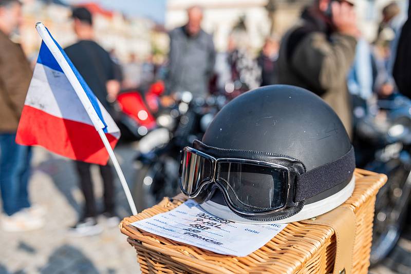 Veteran Car Club Dvůr Králové nad Labem pořádal přehlídku a jízdu historických vozidel Než vypustíme vodu z chladiče.