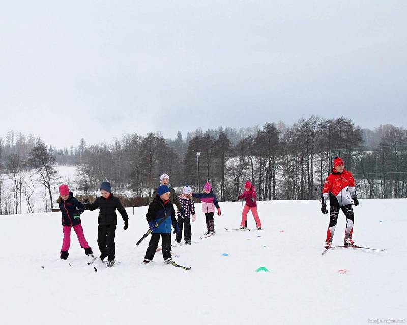 Dobré sněhové podmínky ve Sportovním areálu Vejsplachy ve Vrchlabí umožnily začit s trénováním dětí a mládeže z lyžařských kroužků.