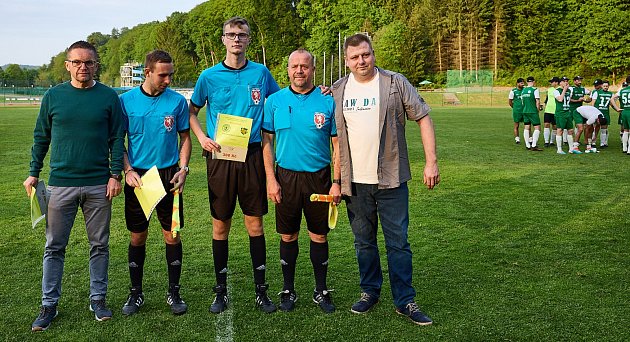 Předseda OFS Trutnov po finále ocenil trojici rozhodčích v sestavě (zleva) Jiří Turek, Petr Dorotík, Roman Nývlt.
