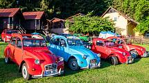 Národní sraz Citroënů 2CV v chotěvickém kempu Svatá Kateřina.