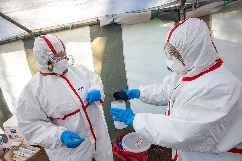 Nemocnice v Trutnově začala v pondělí odebírat a zpracovávat vzorky na koronavirus.