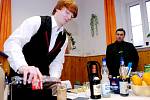 Ostravský lektor Karel Mayer, který je zároveň viceprezidentem České barmanské asociace, tento týden učí mixovat drinky žáky vrchlabské hotelovky.