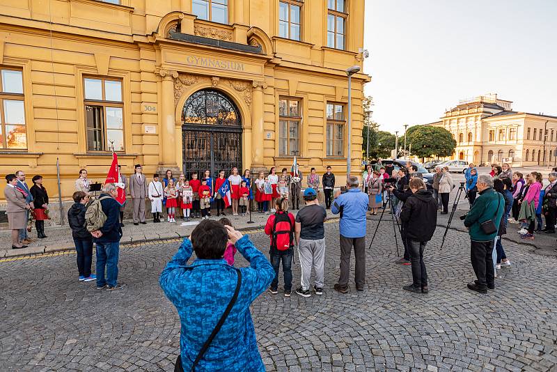 Na památný den sokolstva odhalila královédvorská jednota před budovou gymnázia kameny zmizelých bratrům Josefovi a Pavlovi Sochorovým.