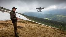 Strážci KRNAPu měřili výšku sněhové pokrývky na úbočí Studniční hory zvaném Mapa republiky. Novinkou se stalo měření pomocí dronu.