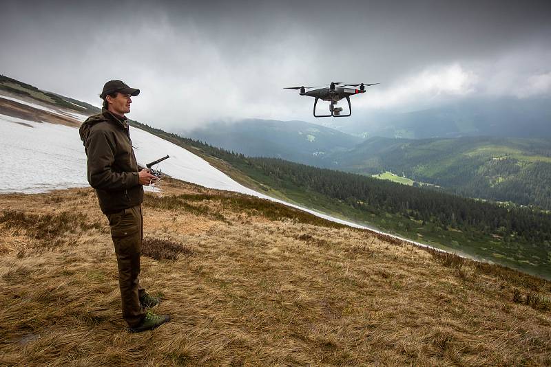 Strážci KRNAPu měřili výšku sněhové pokrývky na úbočí Studniční hory zvaném Mapa republiky. Novinkou se stalo měření pomocí dronu.