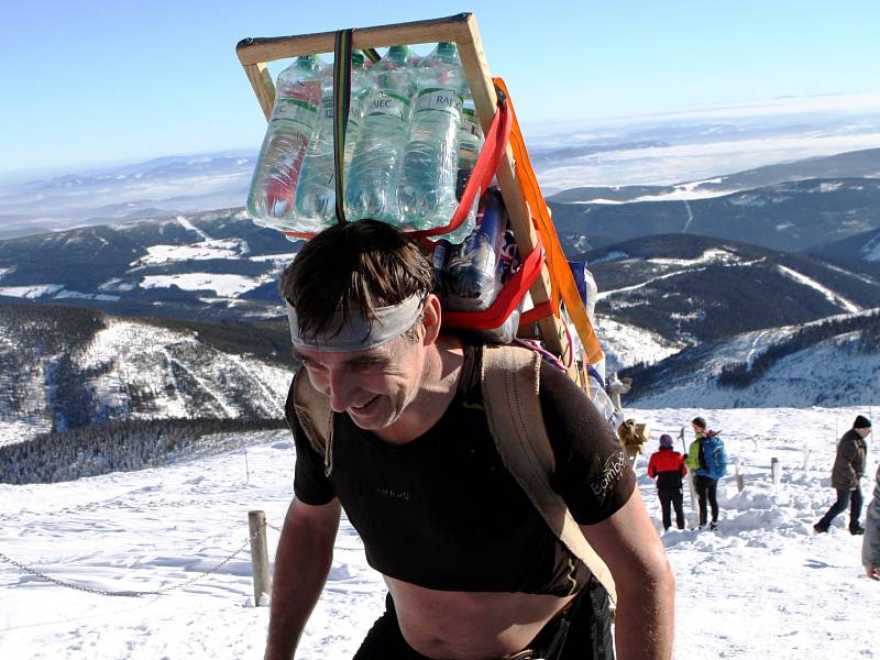 ŠEDESÁT KILO A VZHŮRU NA SNĚZKU! Účastníci Sherpa Cupu vynášejí při závodě zásoby na Českou Poštovnu. Při zimní verzi jdou přes Růžohorky, v létě Obřím dolem.