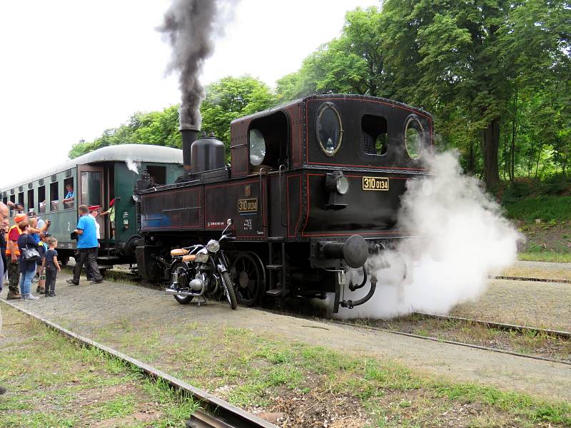 Soupravu historických vozů vedla o druhém srpnovém víkendu parní lokomotiva Babička - 310.0134.