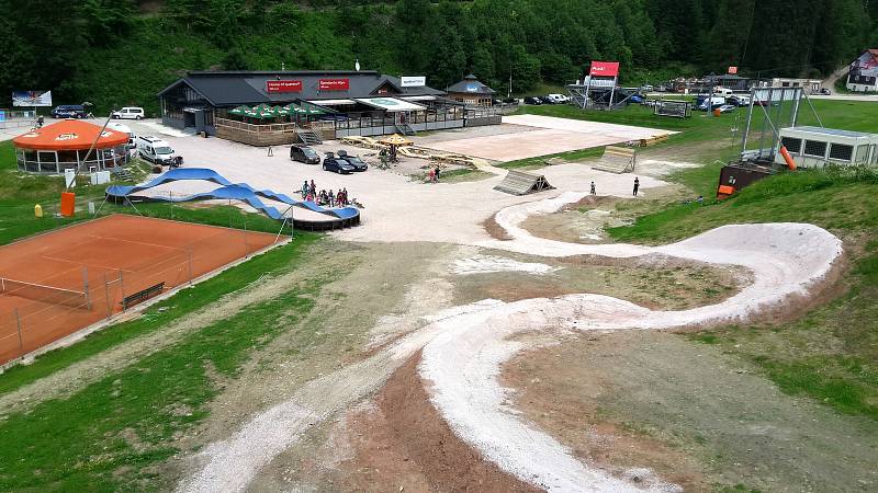 Chirurgická ambulance přímo pod sjezdovkou ve Svatém Petru byla otevřená poprvé v zimní sezoně, o víkendu byla v provozu při Špindl Bike Park Opening.