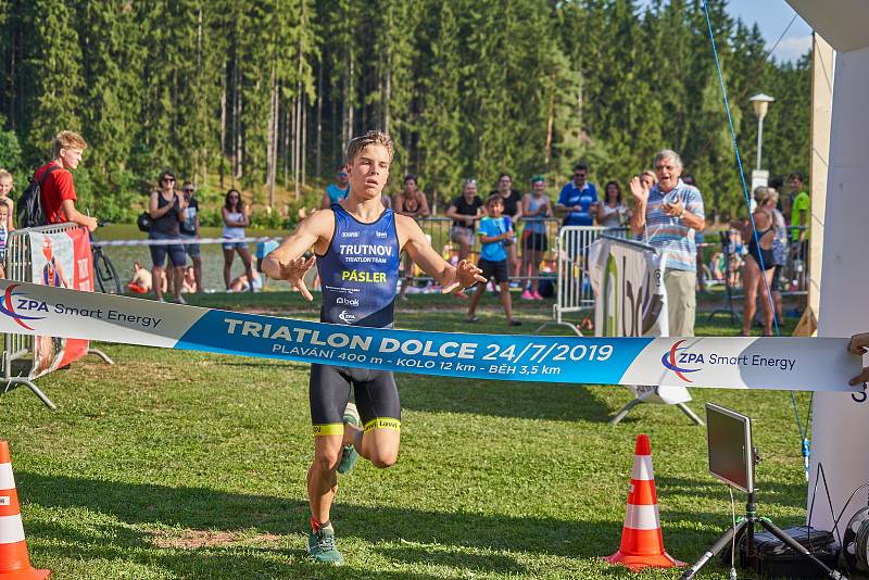 Triatlon v Dolcích u Trutnova. Soupeřili jednotlivci i štafety.