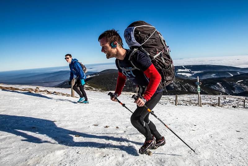 Horští nosiči při zimní verzi závodu Sněžka Sherpa Cup vynesli zásoby vod a kofol od lanovky z Pece na Sněžku na Českou Poštovnu.